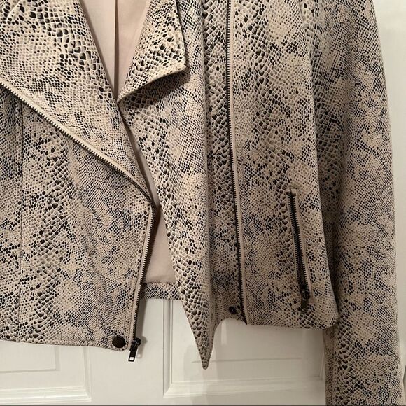 Cupcakes and Cashmere Isabelle Jacket - Picture 11 of 13